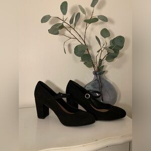 Black heels closed toe size 9 WW
